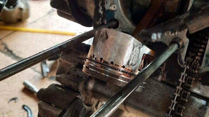 Ini Dampaknya Jika Oli Mesin Motor Dibiarkan&nbsp;Habis