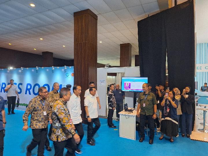 Kunjungi PEVS 2024, Jokowi: Pabrik Baterai Mulai Produksi Bulan&nbsp;Depan