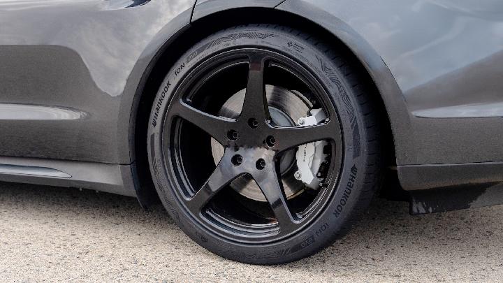 Ban Hankook iON evo Jadi Andalan Porche Taycan