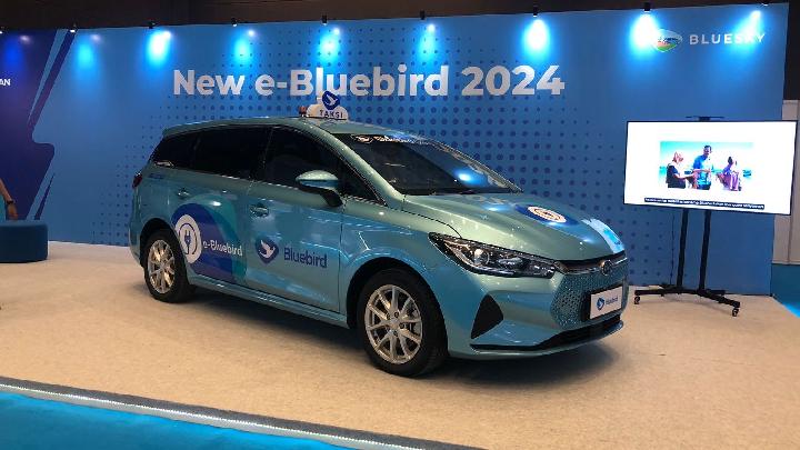 Blue Bird Kenalkan Taksi Mobil Listrik BYD e6 Gen 2 di PEVS&nbsp;2024