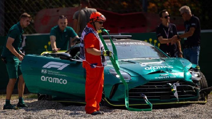 Safety Car Kecelakaan hingga Hantam Pembatas di F1 Italia